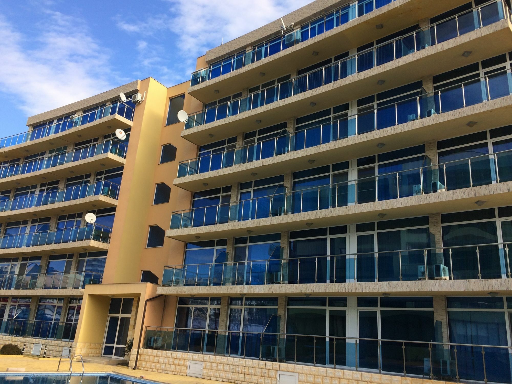 Sianie: Beachfront Apartment in Sunny Beach Center Exterior photo